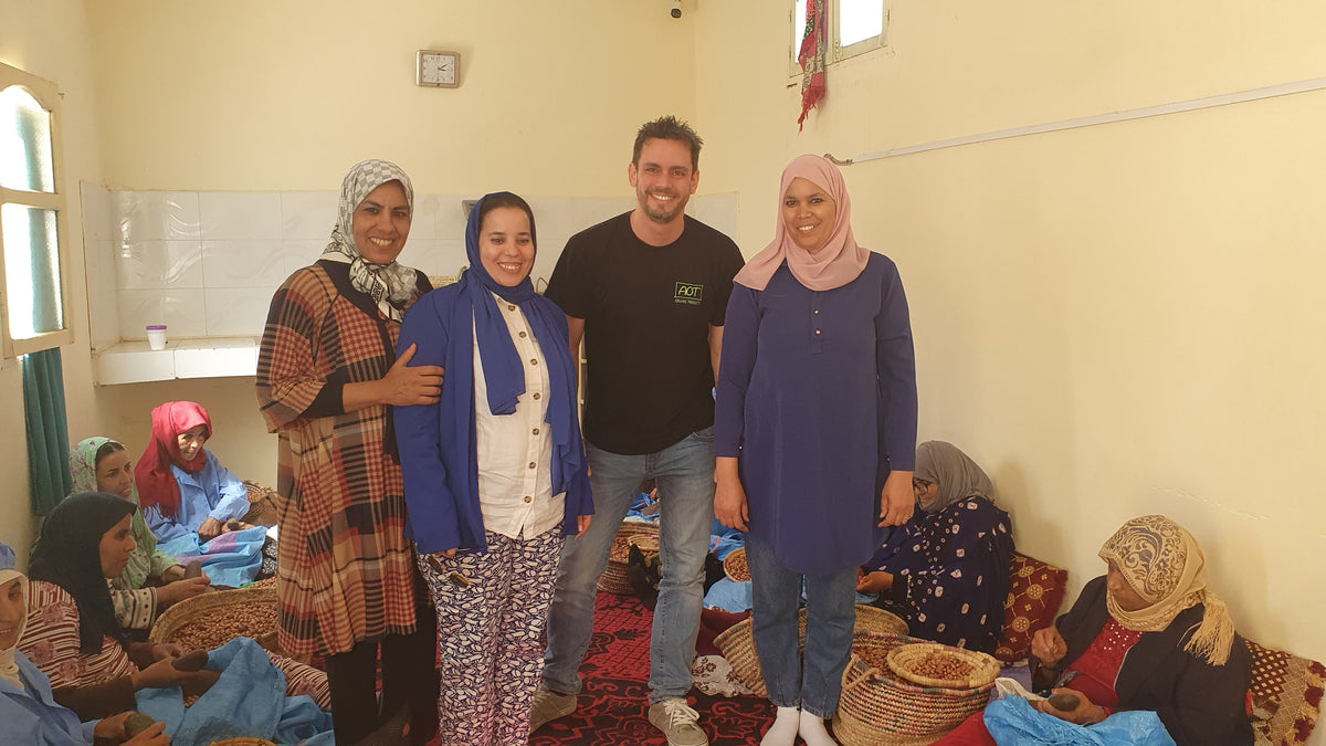 Visite d’une coopérative de femmes au Maroc, en arrière-plan des femmes transformant des noix d’argan