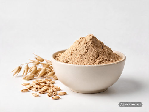 Proteína de avena 70, ecológica: proteína en polvo marrón claro en un cuenco blanco con panículas y granos de avena